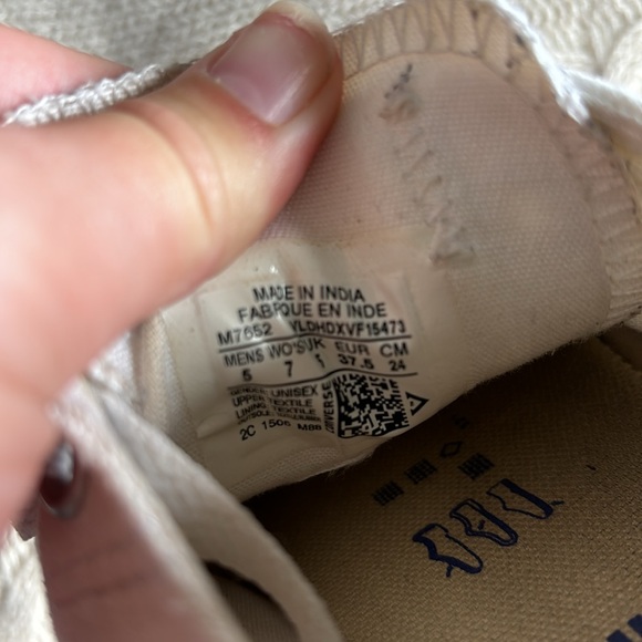 Converse Low-Top Cavas Sneakers - Size 7 - Picture 5 of 7